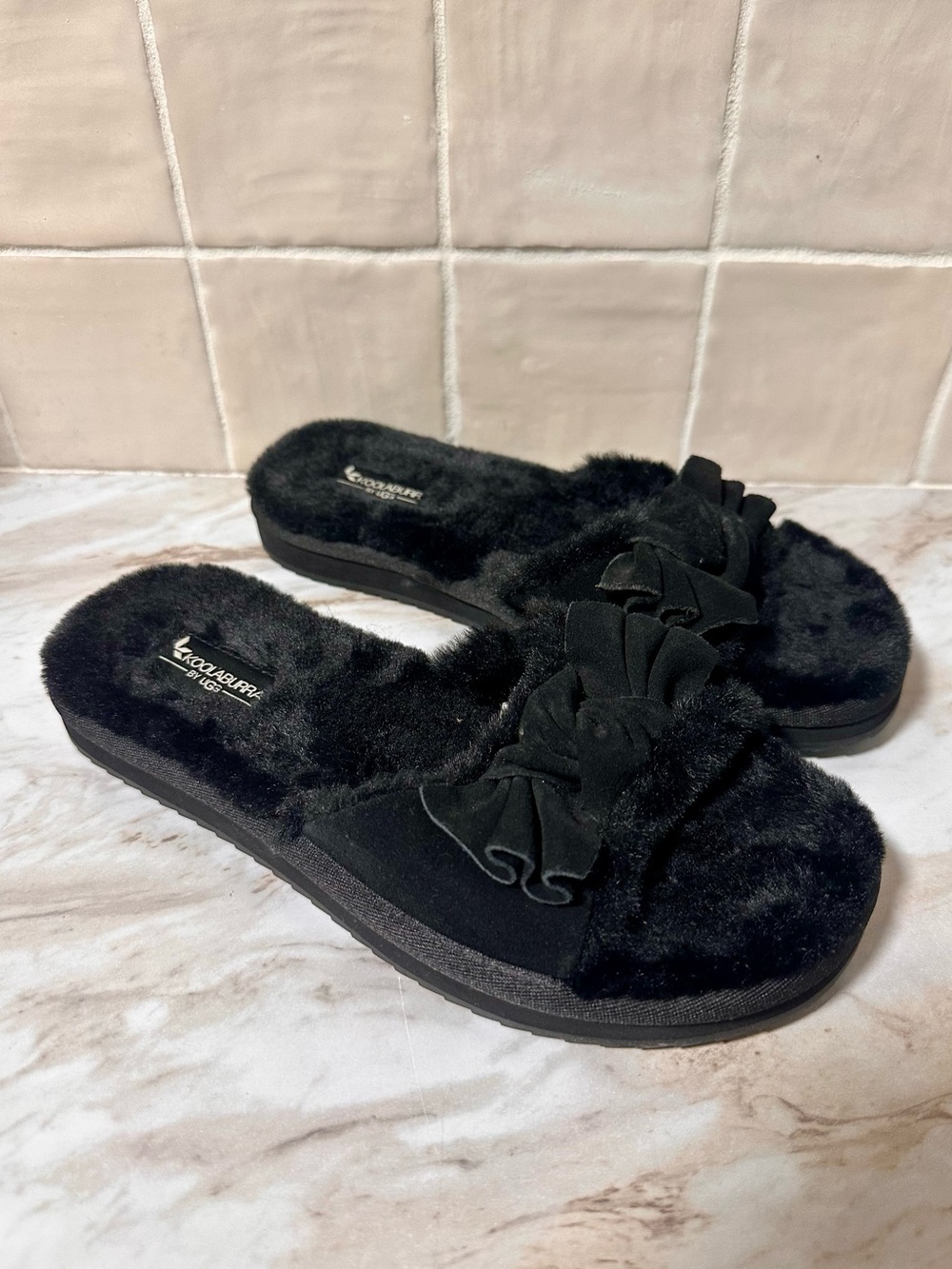 Koolaburra by UGG black faux-fur bow slide- size 8
